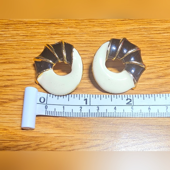 Vintage 1990s round circle cream and black texture bamboo luxury earrings - Picture 4 of 4